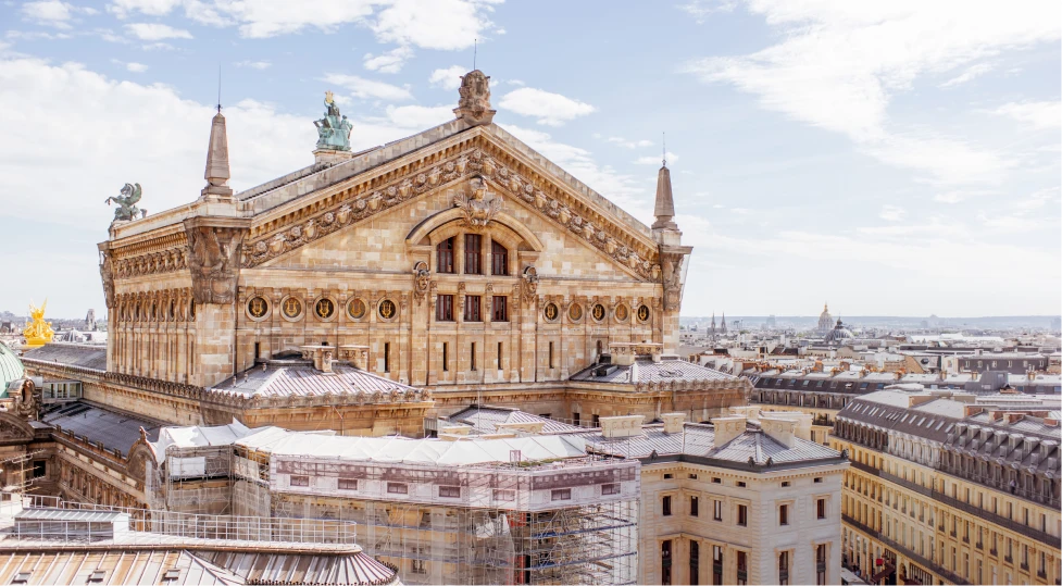 Bâtiment historique à Paris, ciel bleu.