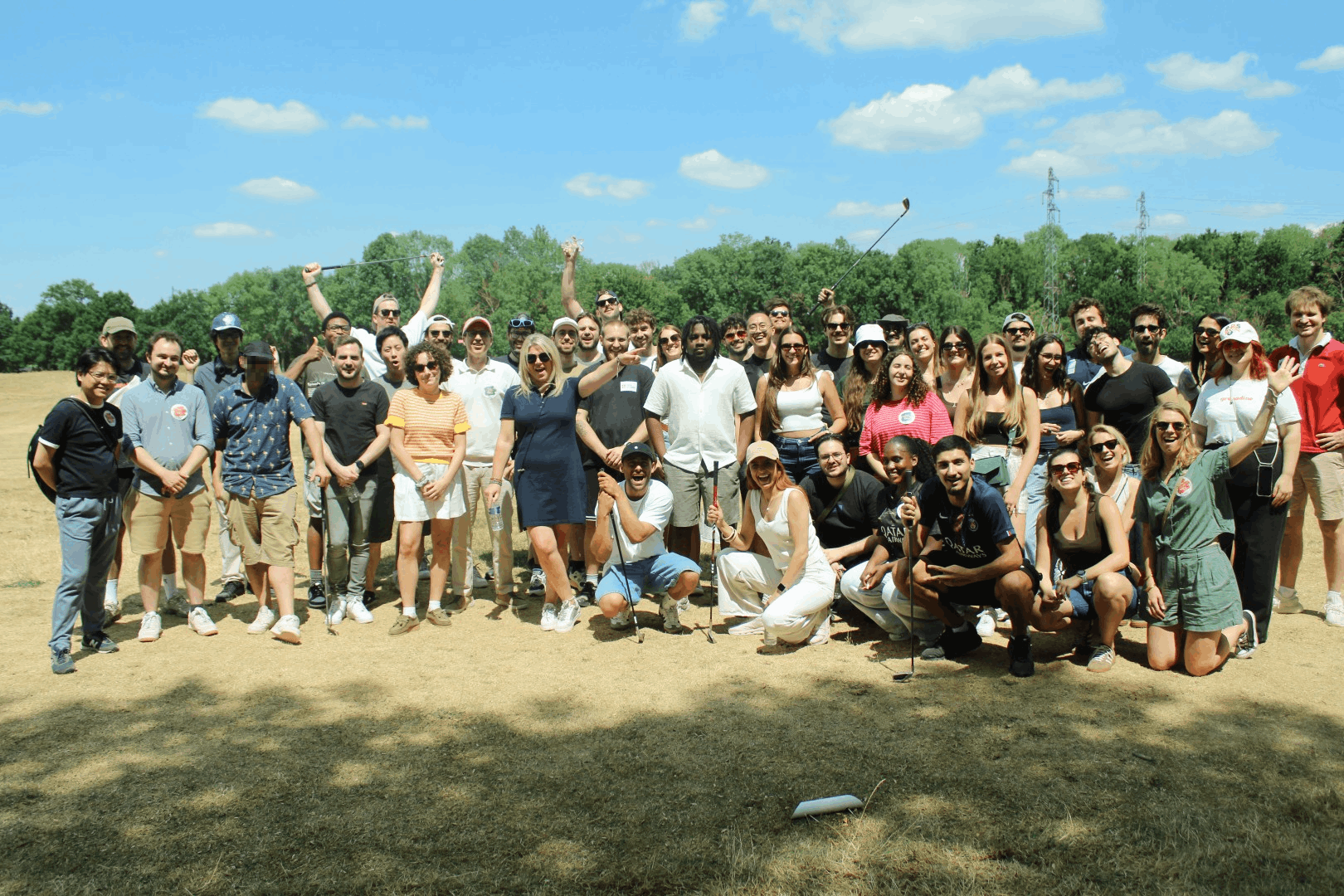 Groupe de personnes sur un terrain
